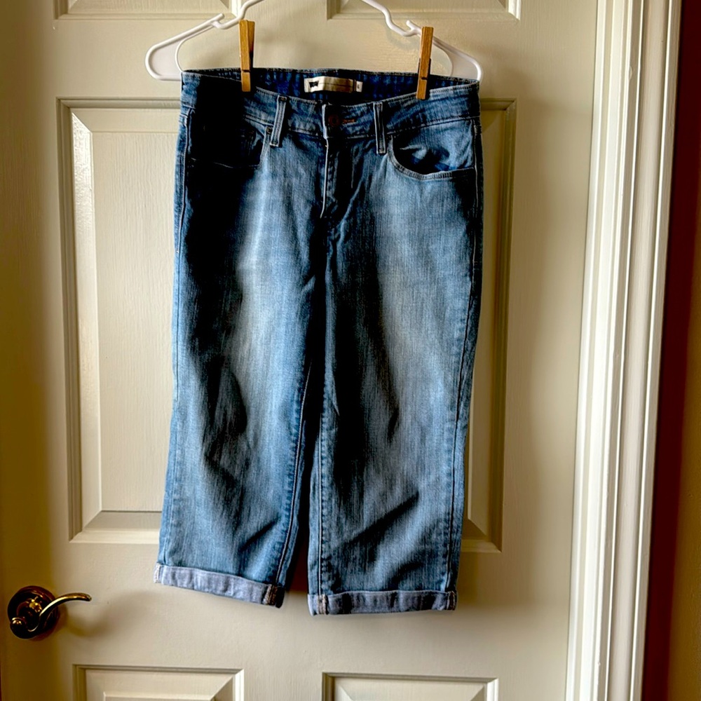 Woman’s Levi capri Blue Jeans